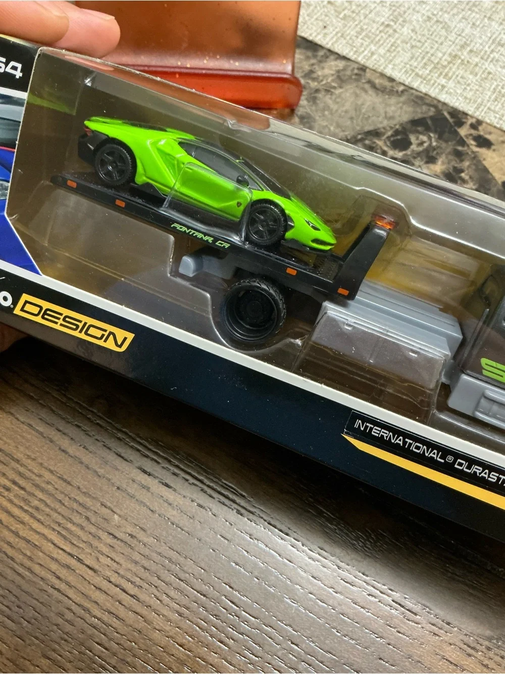 Maisto Design 1/64 Lamborghini Centenario with international Truck